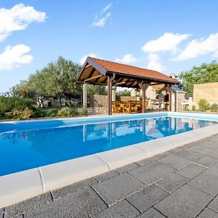 别墅 Olive Tree House With Jacuzzi, Wifi And 40m2 Pool