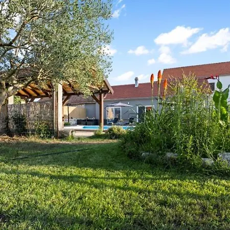 别墅 Olive Tree House With Jacuzzi, Wifi And 40m2 Pool Siritovci