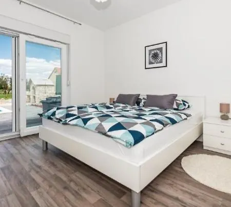 Olive Tree House With Jacuzzi, Wifi And 40m2 Pool Siritovci