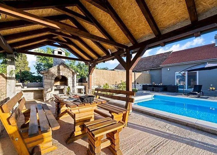 וילה Olive Tree House With Jacuzzi, Wifi And 40m2 Pool Siritovci