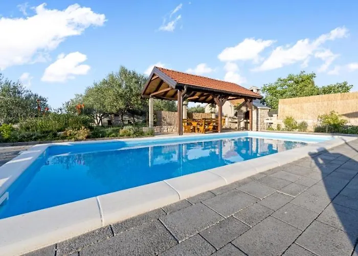 וילה Olive Tree House With Jacuzzi, Wifi And 40m2 Pool