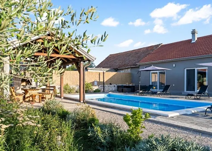 וילה Olive Tree House With Jacuzzi, Wifi And 40m2 Pool Siritovci