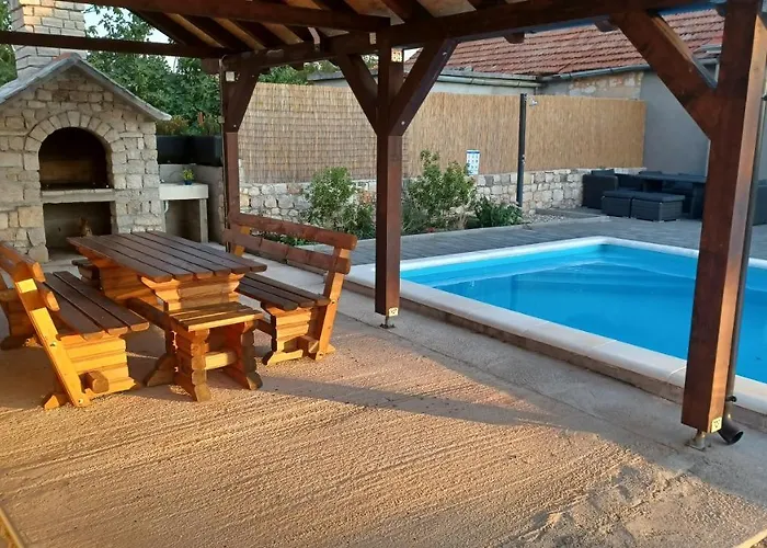 Olive Tree House With Jacuzzi, Wifi And 40m2 Pool וילה Siritovci
