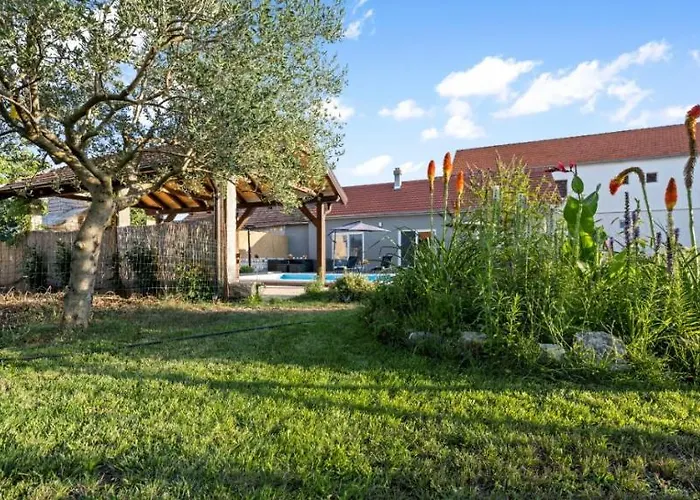 וילה Olive Tree House With Jacuzzi, Wifi And 40m2 Pool Siritovci