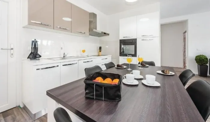 Olive Tree House With Jacuzzi, Wifi And 40m2 Pool * Siritovci