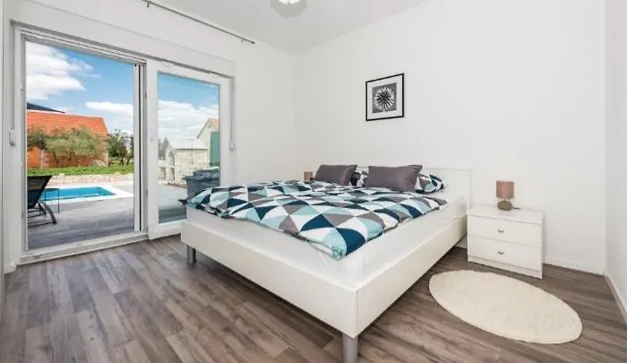 Olive Tree House With Jacuzzi, Wifi And 40m2 Pool Siritovci