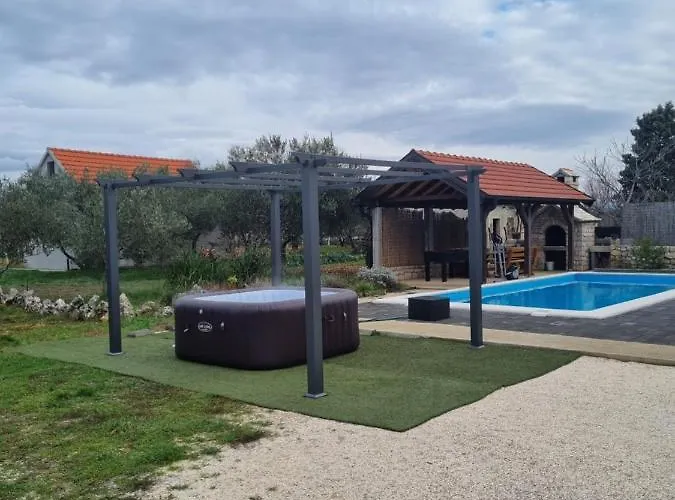 Olive Tree House With Jacuzzi, Wifi And 40m2 Pool וילה